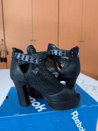 Botines transparentes con tachuelas