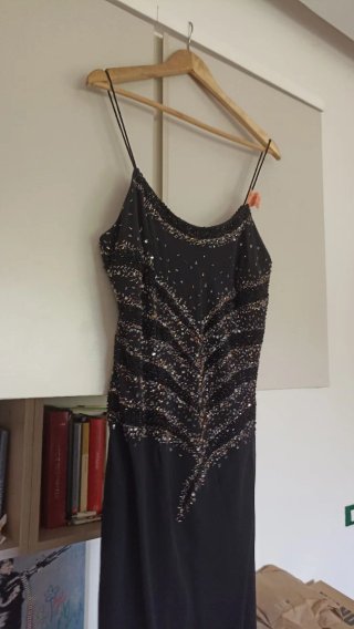 Abito lungo elegante nero con perline