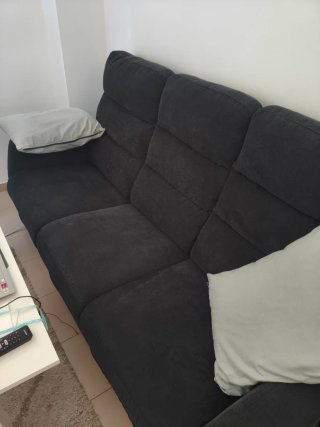 Sofá de tela gris, prácticamente nuevo.