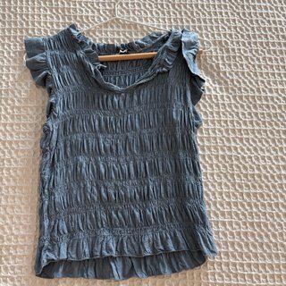 Camiseta azul fruncida con volantes