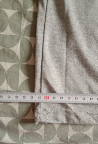 Camiseta gris con dibujo de personaje