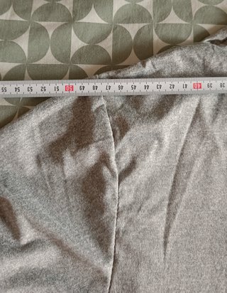 Camiseta gris con dibujo de personaje
