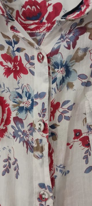 Camisa larga floral blanca y roja