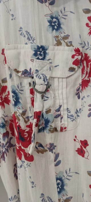 Camisa larga floral blanca y roja