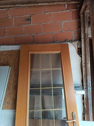 Puerta de madera con cristal