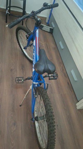 Bicicleta infantil azul con casco rojo