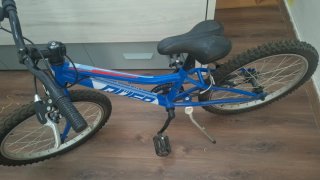 Bicicleta infantil azul con casco rojo