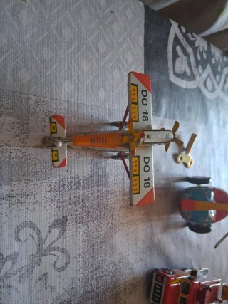 Avión, helicóptero y camión de hojalata