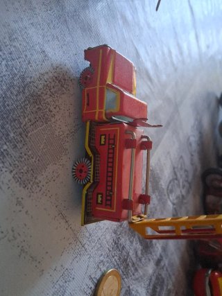 Avión, helicóptero y camión de hojalata