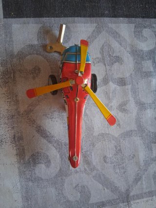 Avión, helicóptero y camión de hojalata