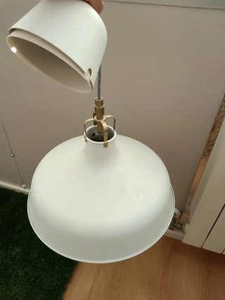 Lámpara de techo colgante blanca y dorada