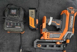 Clavadora RIDGID 18V Calibre 16 + Batería 8.0Ah