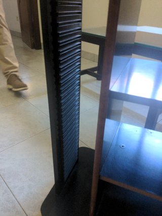 Mesa de TV oscura con estantes
