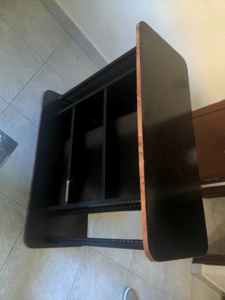 Mesa de TV oscura con estantes
