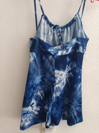 Blusa de tirantes tie-dye azul y blanco
