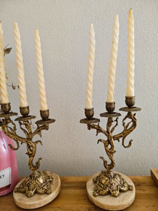 Candelabros de latón y mármol
