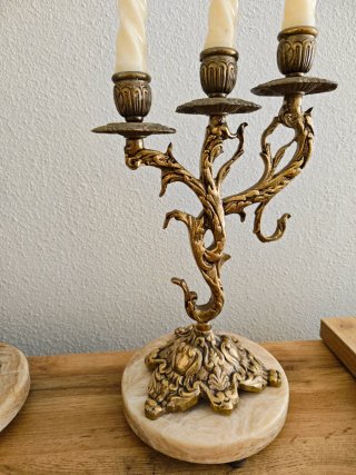 Candelabros de latón y mármol