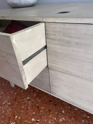 Mueble de comedor de madera y piedra.