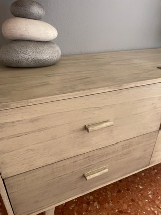 Mueble de comedor de madera y piedra.
