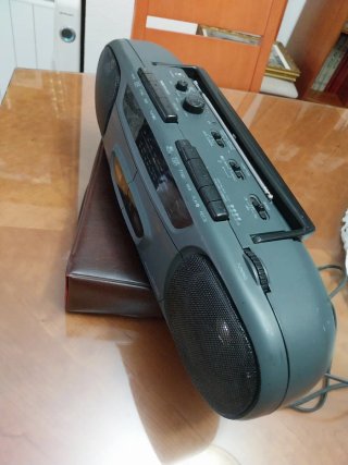 Radio Casete Sanyo Gris y varias cintas