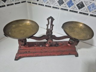 Balanza antigua de latón y hierro