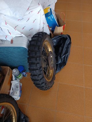 Rueda de moto con llanta dorada
