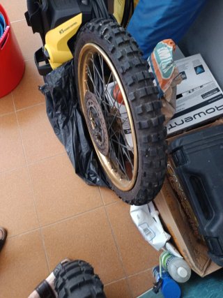 Rueda de moto con llanta dorada