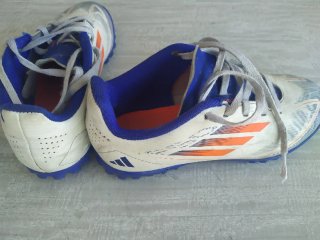 botas fútbol turf adidas F50 34 + otras de regalo