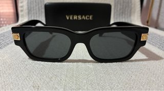 Occhiali da sole Versace Medusa dorati in nero