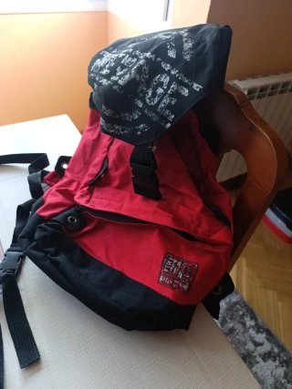 Mochila de campo roja y negra