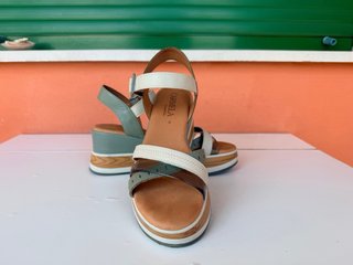 Sandalias Carmela Piel Cuña T39 Como Nuevas