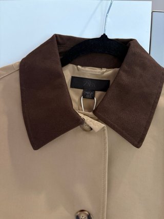 Trench corto Zara beige y marrón