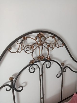 Cabezal de cama de forja y dorado