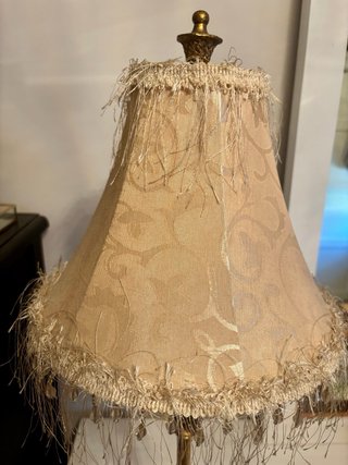Lámpara de mesa vintage dorada y beige