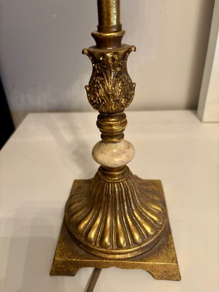 Lámpara de mesa vintage dorada y beige