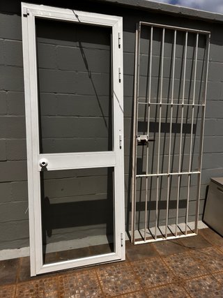 Puerta aluminio y reja de seguridad