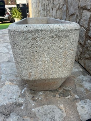 Macetero de piedra rectangular