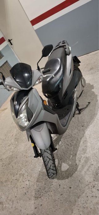 Moto Sym 125cc Scooter Plata y Negro