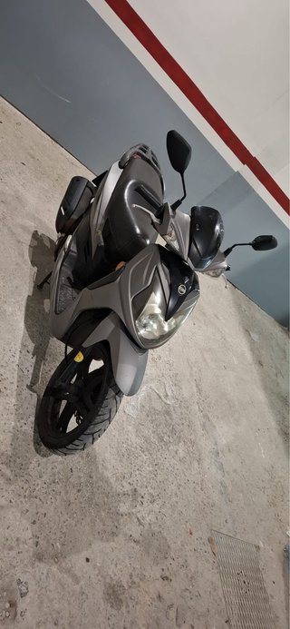 Moto Sym 125cc Scooter Plata y Negro