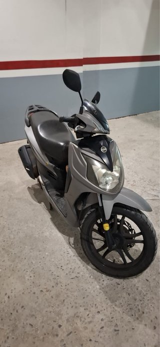 Moto Sym 125cc Scooter Plata y Negro