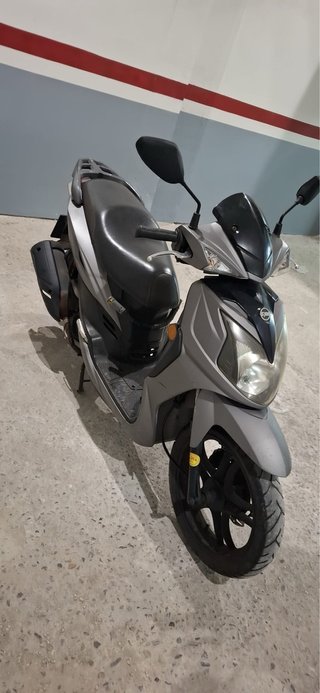 Moto Sym 125cc Scooter Plata y Negro