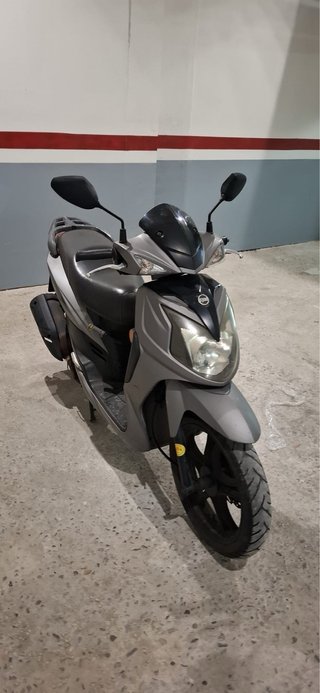 Moto Sym 125cc Scooter Plata y Negro