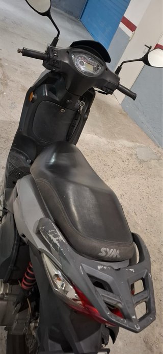 Moto Sym 125cc Scooter Plata y Negro