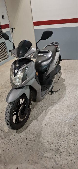 Moto Sym 125cc Scooter Plata y Negro