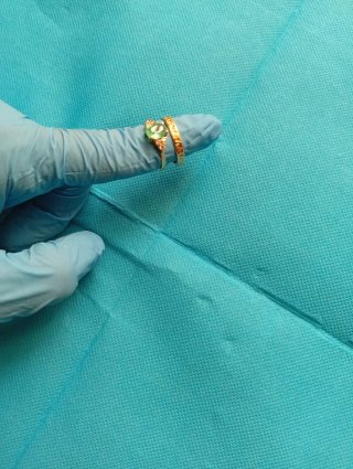 Anillo de compromiso Oro con Piedra Verde Ovalada