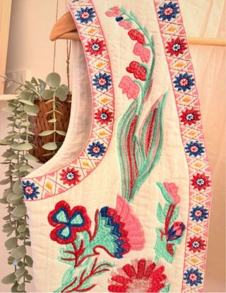 Chaleco Carlota & Co bordado floral