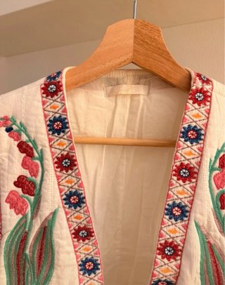 Chaleco Carlota & Co bordado floral