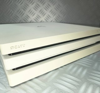 PS4 Pro 1TB Bianca + Controller e Cavi