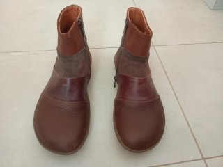 Botines  planos de piel marca Art, marrón. Nuevas.