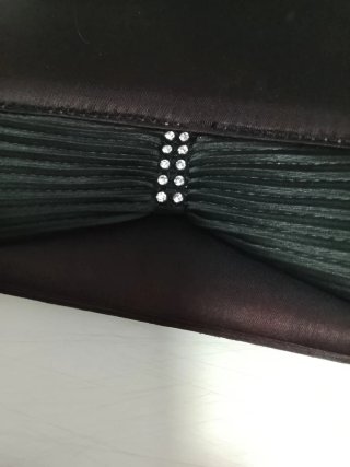 Bolso de mano negro con pedrería